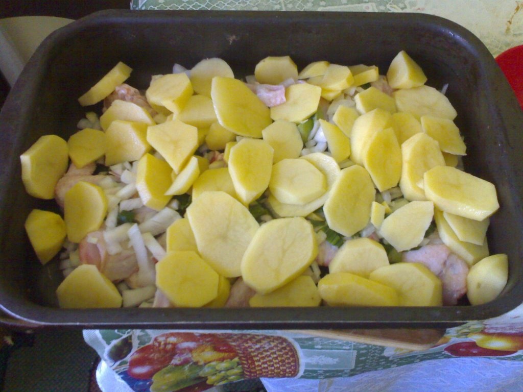 Aripi de pui cu cartofi si sos la cuptor