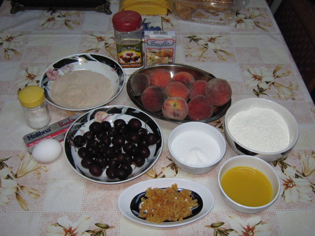 Prajitura rasturnata cu cirese si piersici