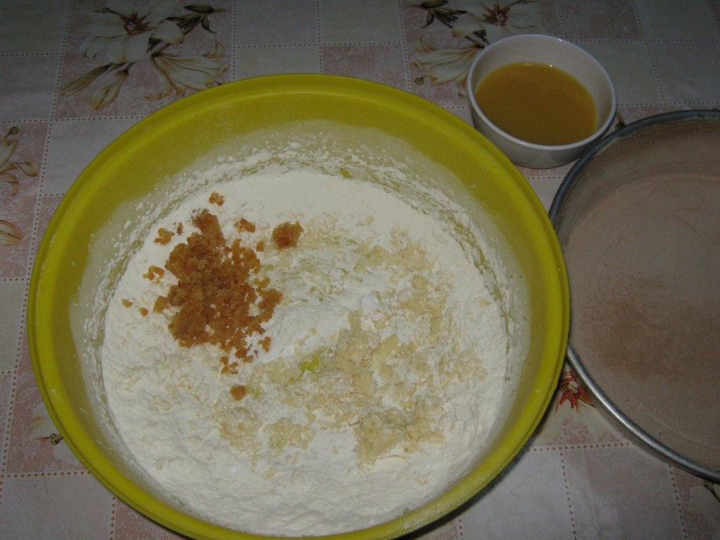 Prajitura rasturnata cu cirese si piersici