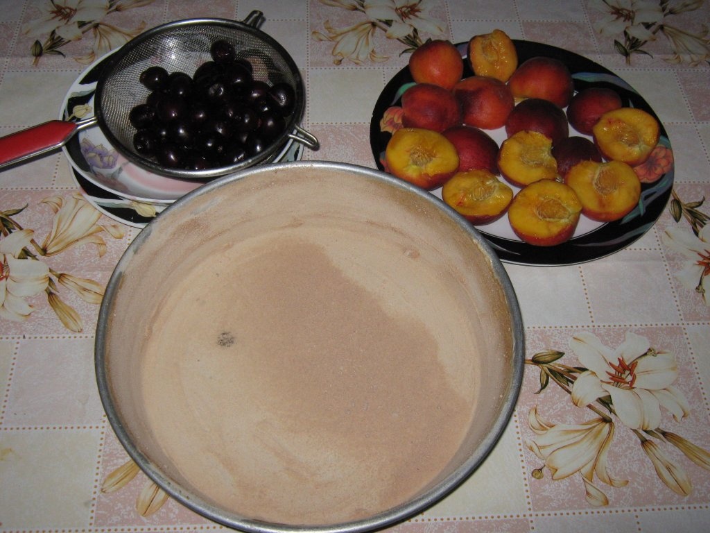 Prajitura rasturnata cu cirese si piersici