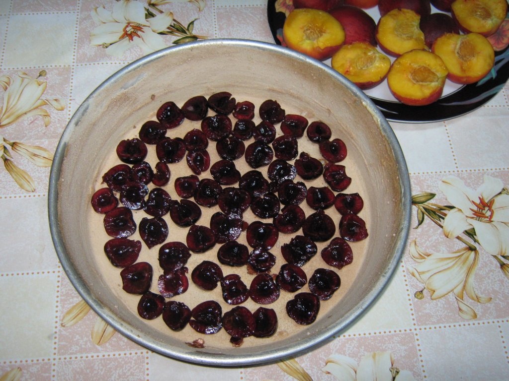 Prajitura rasturnata cu cirese si piersici