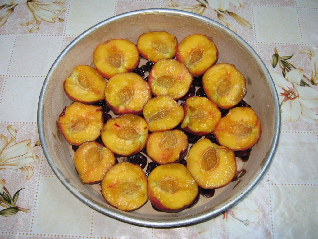 Prajitura rasturnata cu cirese si piersici