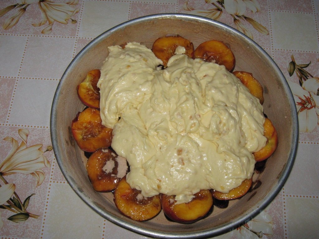 Prajitura rasturnata cu cirese si piersici