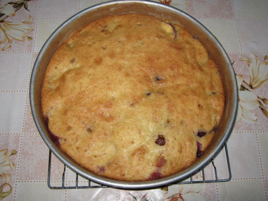 Prajitura rasturnata cu cirese si piersici