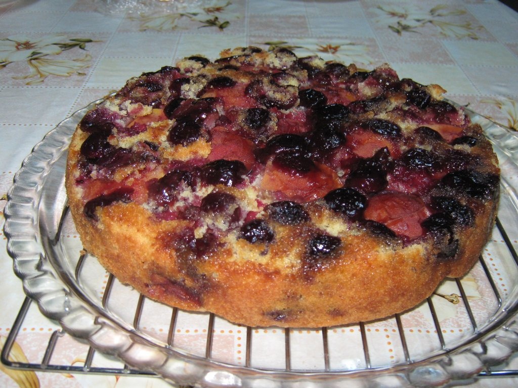 Prajitura rasturnata cu cirese si piersici