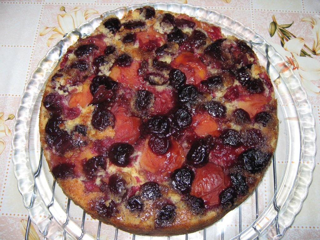 Prajitura rasturnata cu cirese si piersici