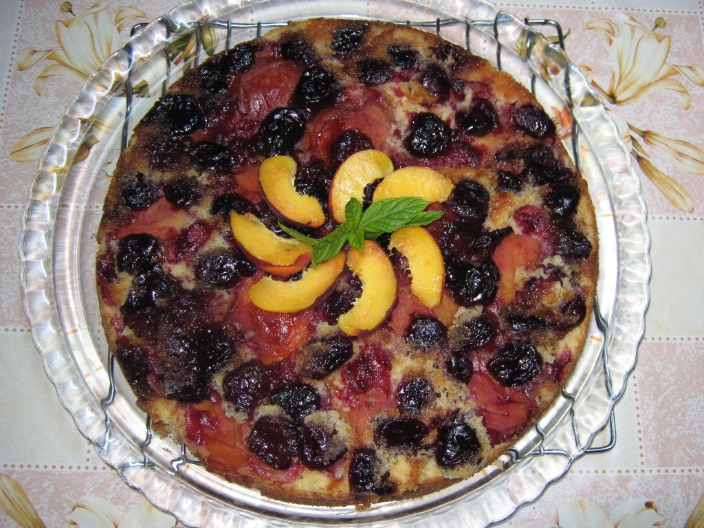 Prajitura rasturnata cu cirese si piersici
