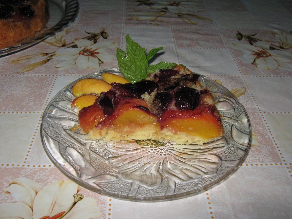 Prajitura rasturnata cu cirese si piersici