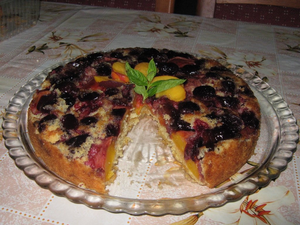 Prajitura rasturnata cu cirese si piersici