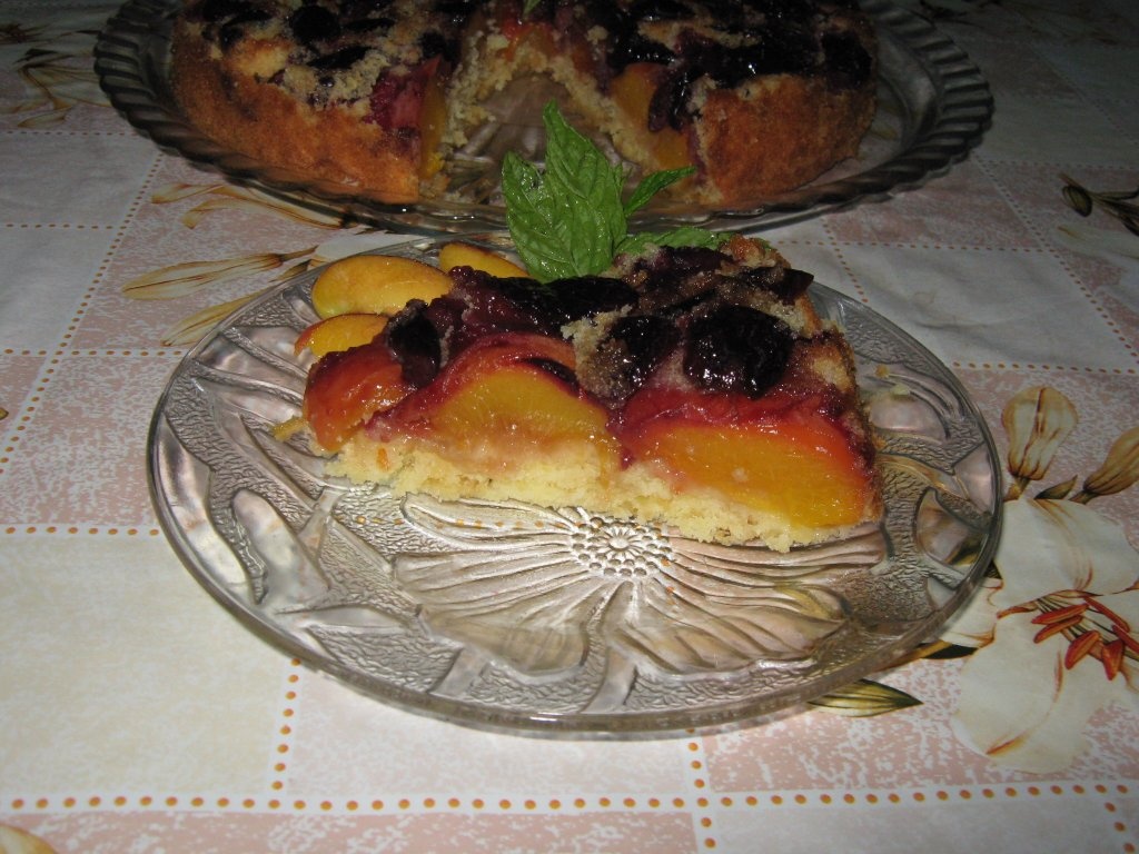 Prajitura rasturnata cu cirese si piersici