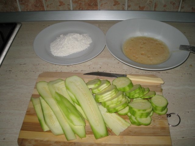 dovlecei pane cu sos de usturoi