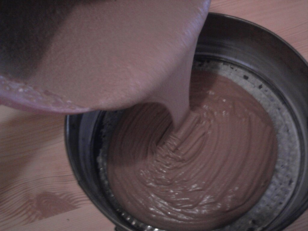 Tort de cacao cu capsuni