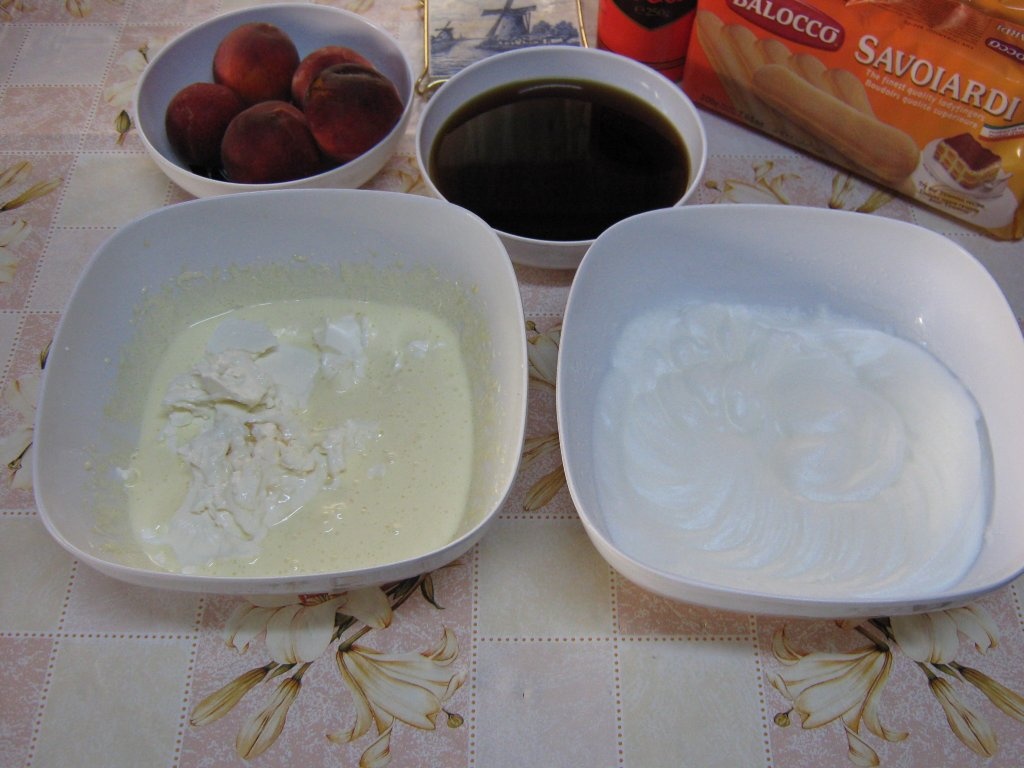 Tiramisu cu piersici