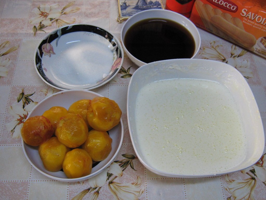 Tiramisu cu piersici