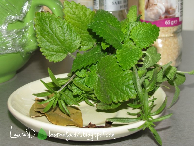 Aripi de pui cu sos de usturoi si morcovi