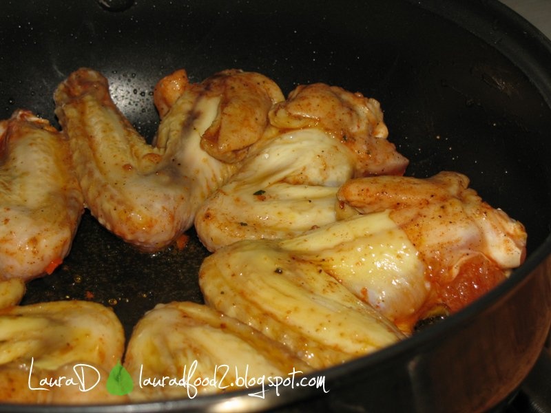 Aripi de pui cu sos de usturoi si morcovi