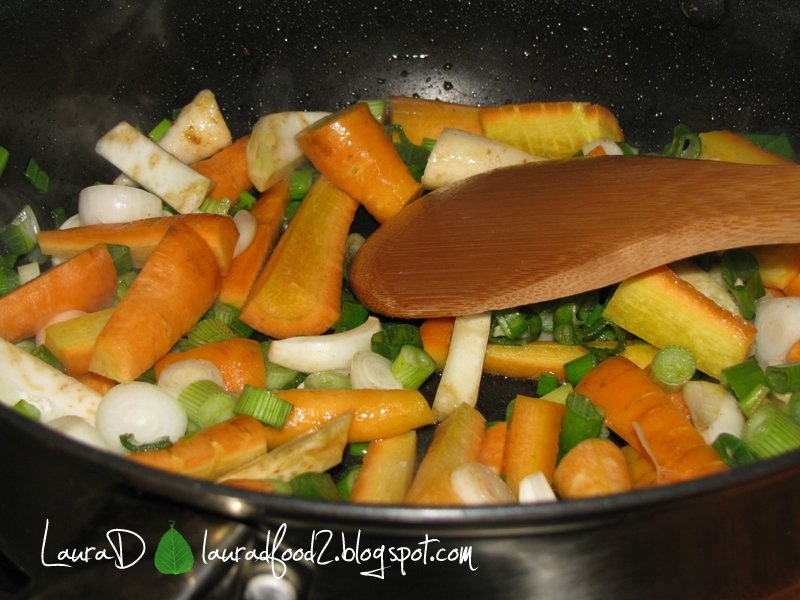 Aripi de pui cu sos de usturoi si morcovi