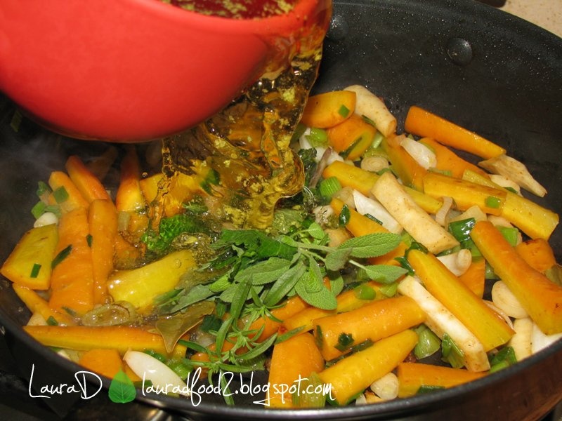 Aripi de pui cu sos de usturoi si morcovi