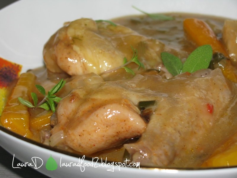 Aripi de pui cu sos de usturoi si morcovi