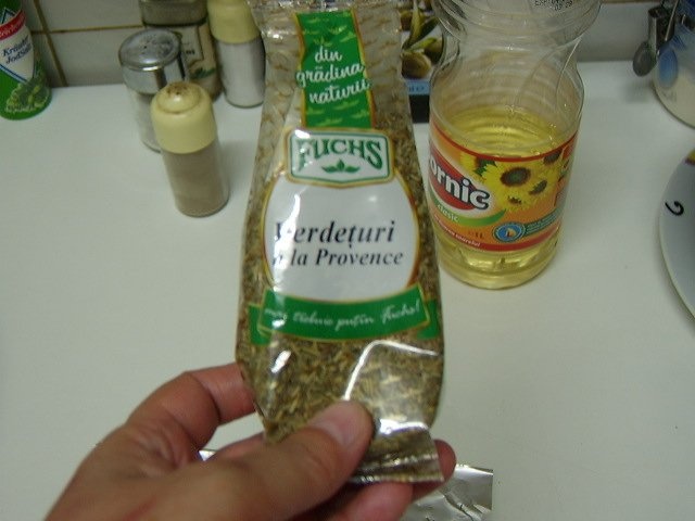 Cartofi in folie de aluminiu cu verdeturi a la Provence