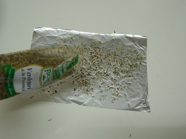 Cartofi in folie de aluminiu cu verdeturi a la Provence