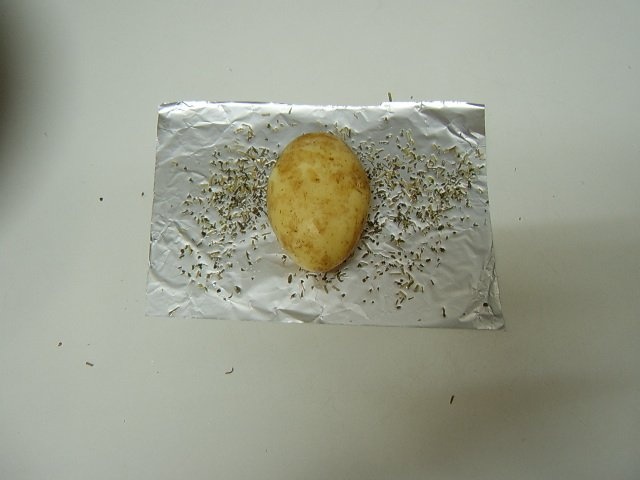 Cartofi in folie de aluminiu cu verdeturi a la Provence