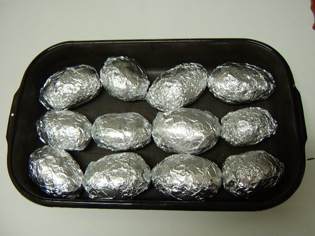 Cartofi in folie de aluminiu cu verdeturi a la Provence