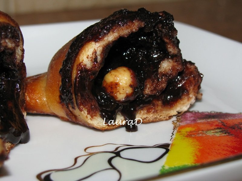 Croissant cu ciocolata si caramel