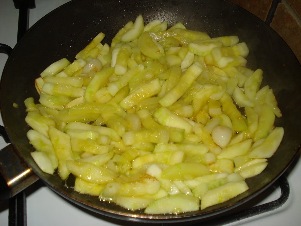 Spaghete cu dovlecei si rosii