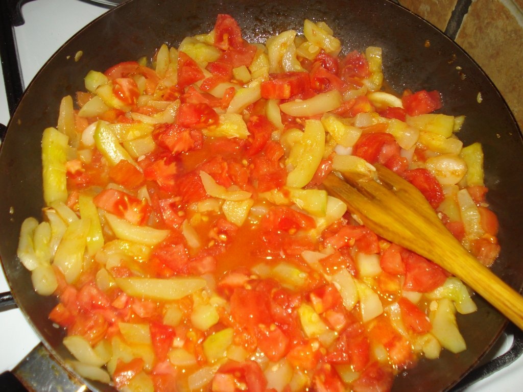 Spaghete cu dovlecei si rosii