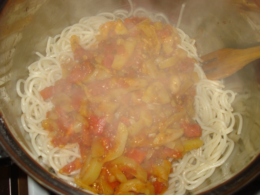 Spaghete cu dovlecei si rosii