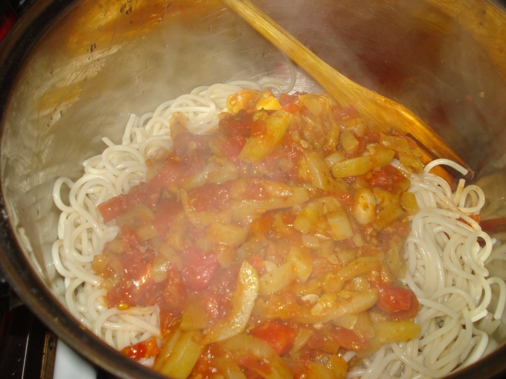 Spaghete cu dovlecei si rosii
