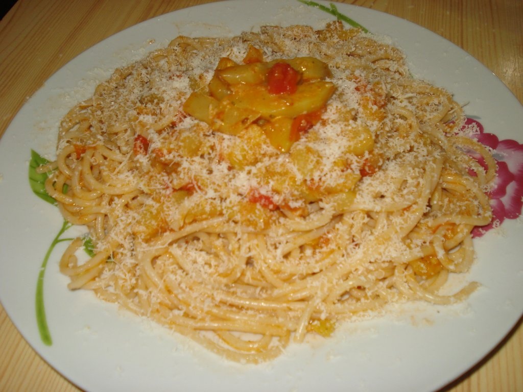 Spaghete cu dovlecei si rosii