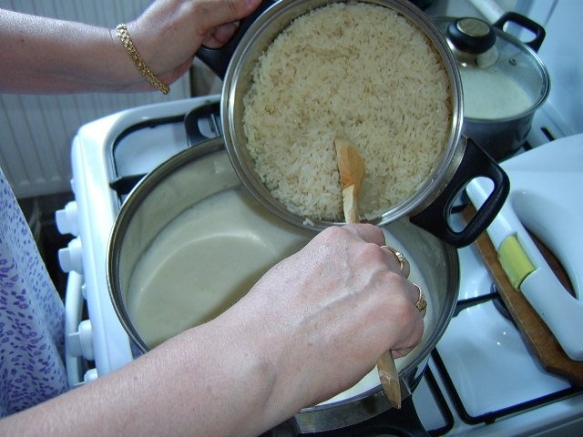 Orez cu lapte si fructe confiate