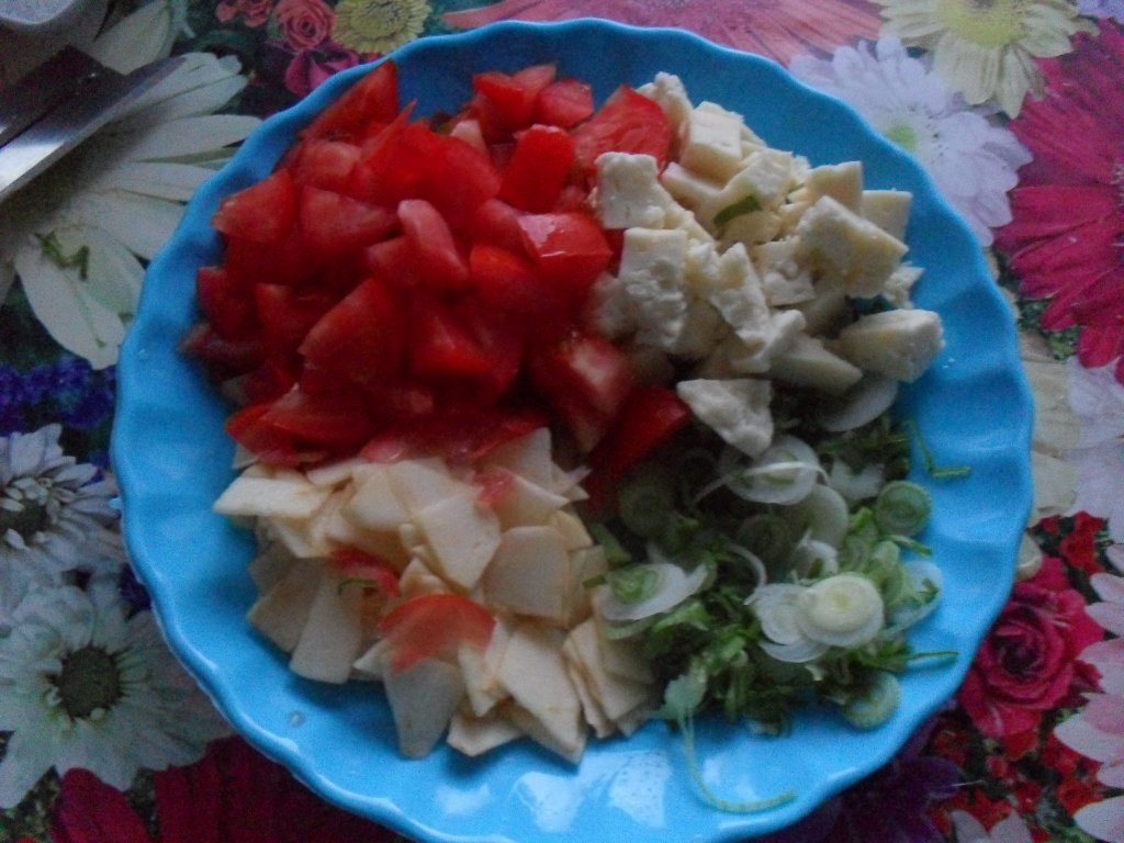 Salata cu rosii, cas si mac