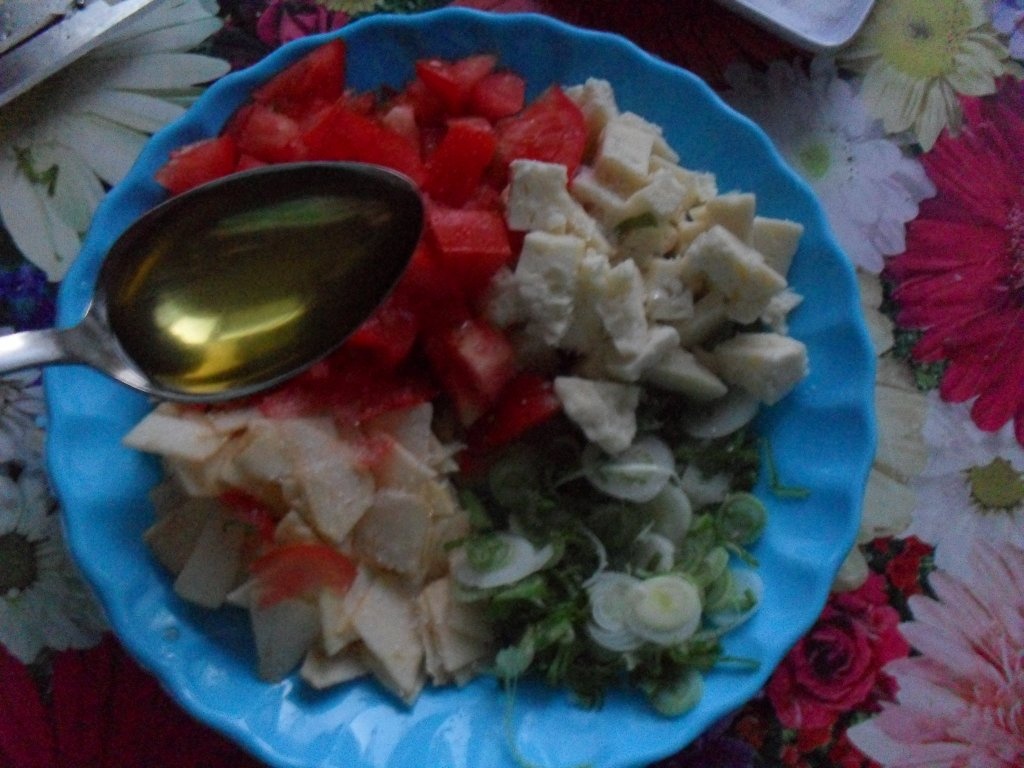 Salata cu rosii, cas si mac