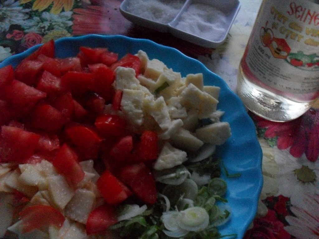 Salata cu rosii, cas si mac