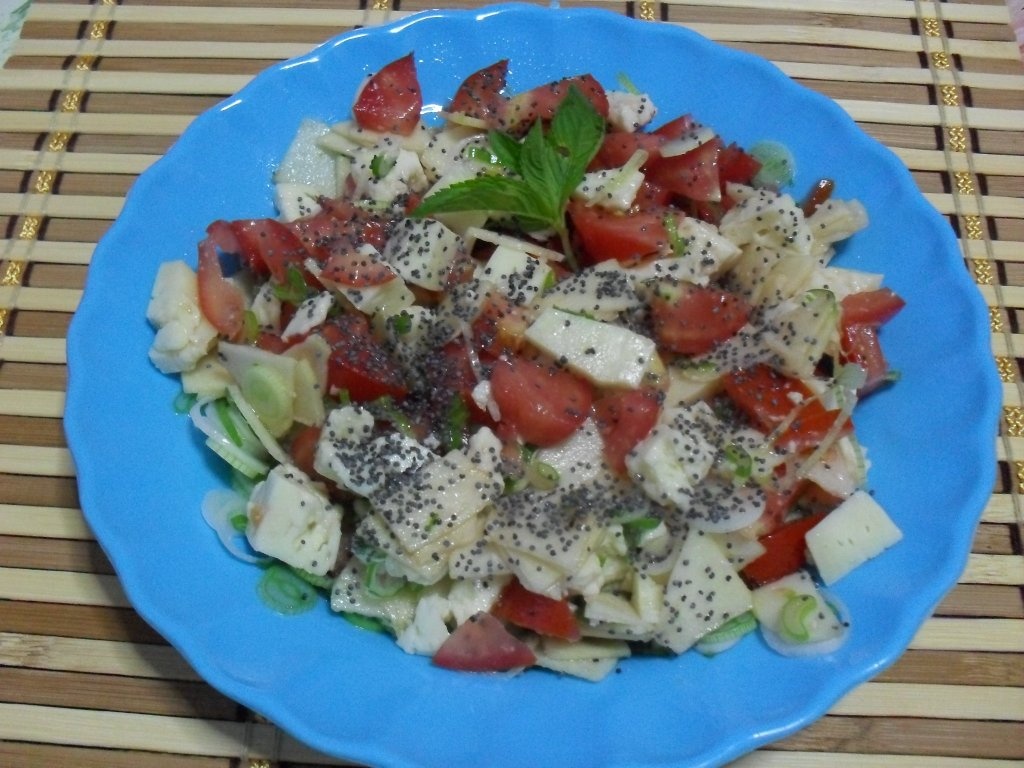 Salata cu rosii, cas si mac