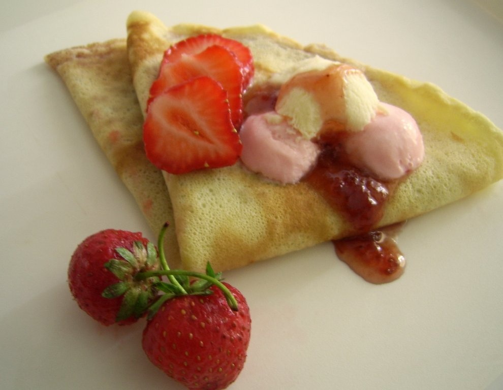 Clatite fragede  cu gem de capsuni