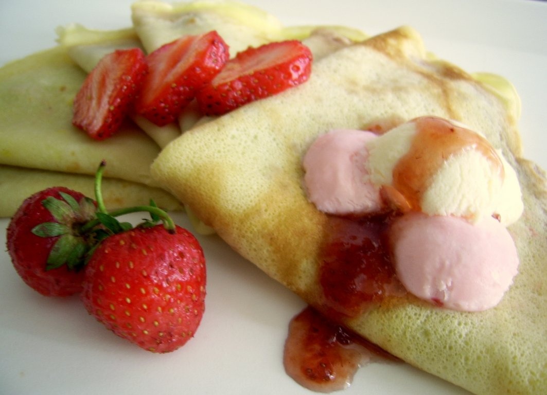 Clatite fragede  cu gem de capsuni