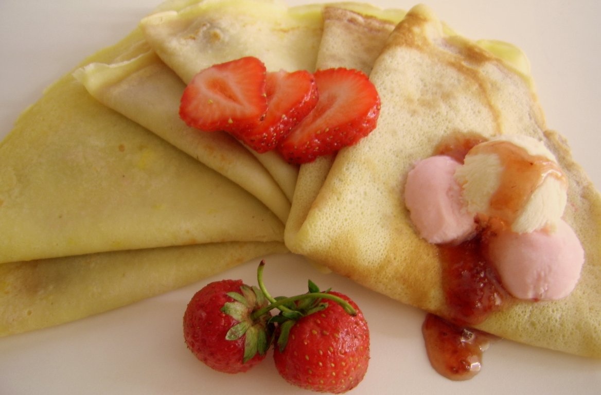 Clatite fragede  cu gem de capsuni