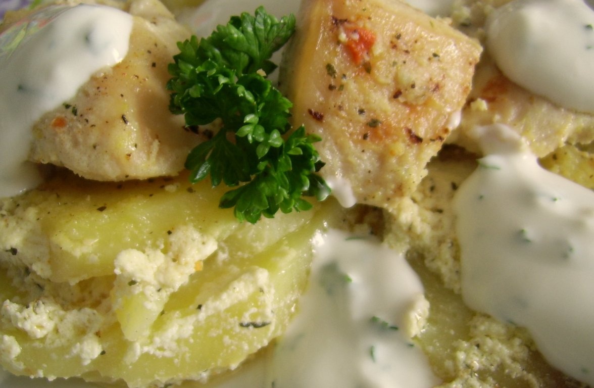 Piept de pui cu cartofi si smantana la cuptor