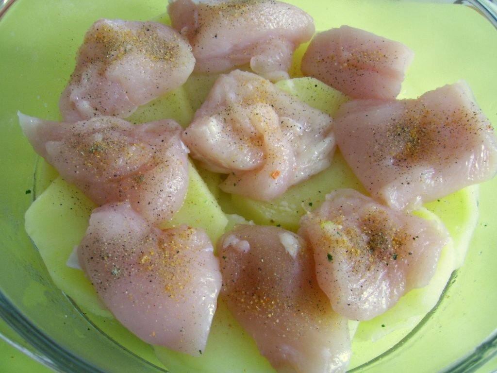 Piept de pui cu cartofi si smantana la cuptor