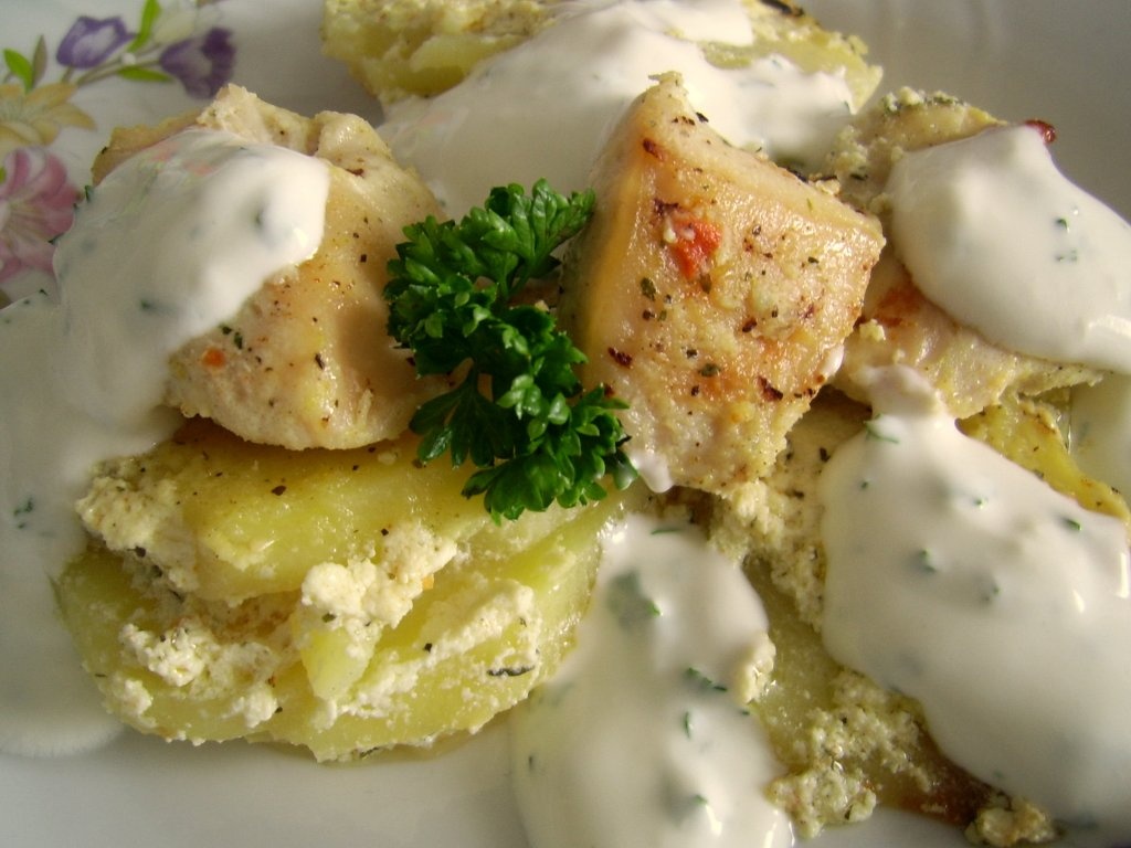 Piept de pui cu cartofi si smantana la cuptor