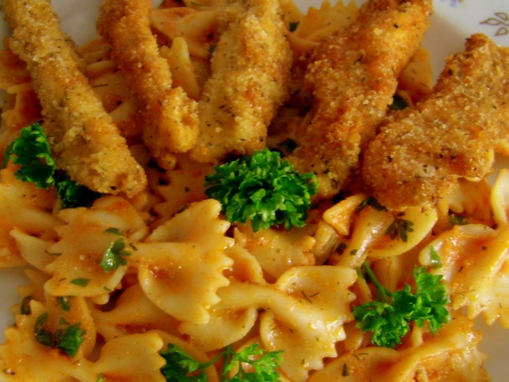 Farfale in sos, cu piept de pui crocant