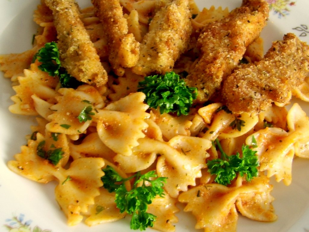 Farfale in sos, cu piept de pui crocant