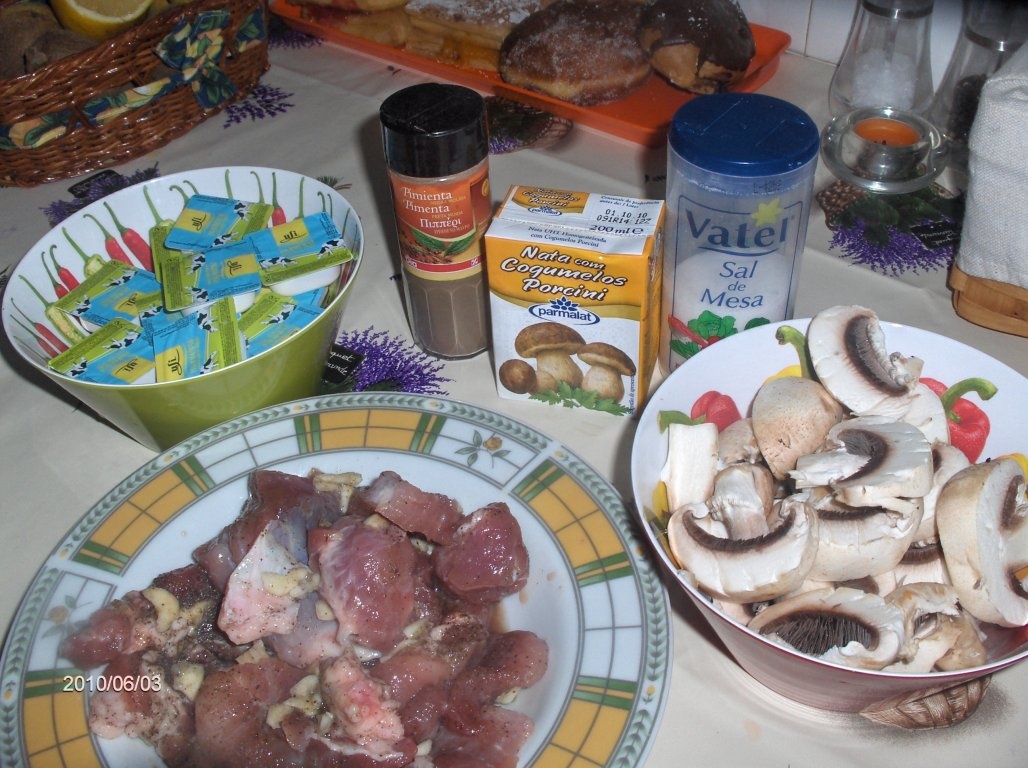 Snitele cu sos de smântânã si ciuperci(Bifinhos c/cogumelos)
