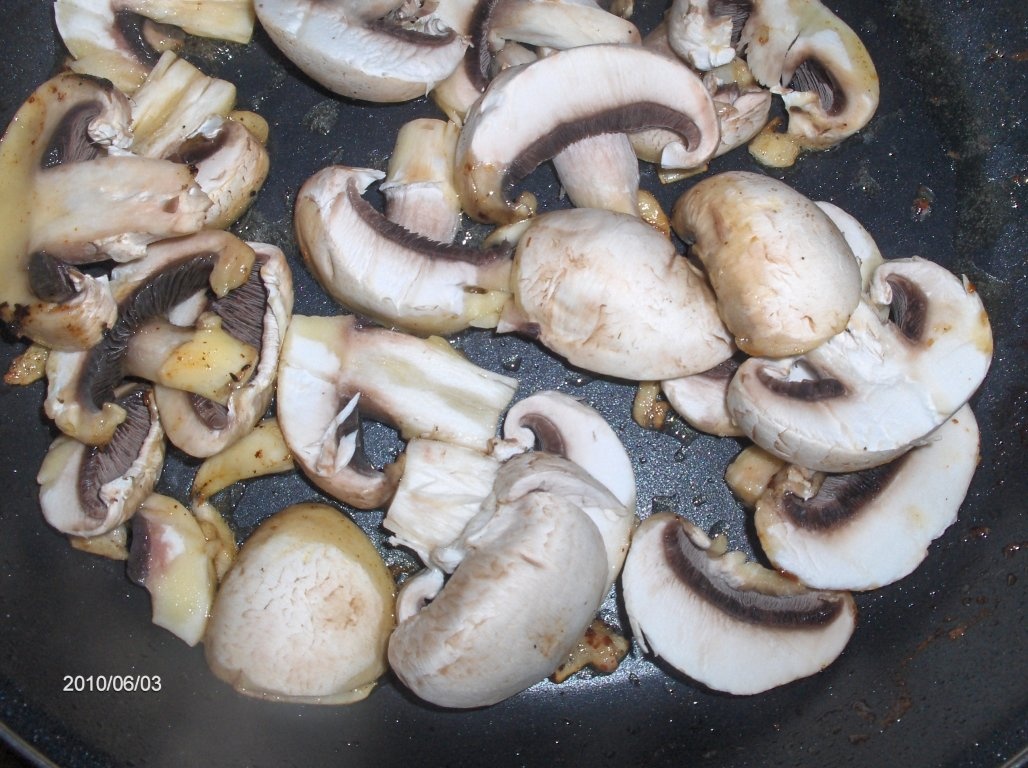 Snitele cu sos de smântânã si ciuperci(Bifinhos c/cogumelos)