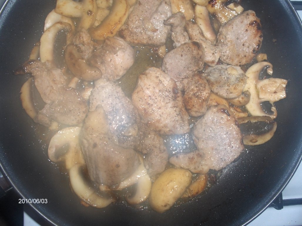 Snitele cu sos de smântânã si ciuperci(Bifinhos c/cogumelos)