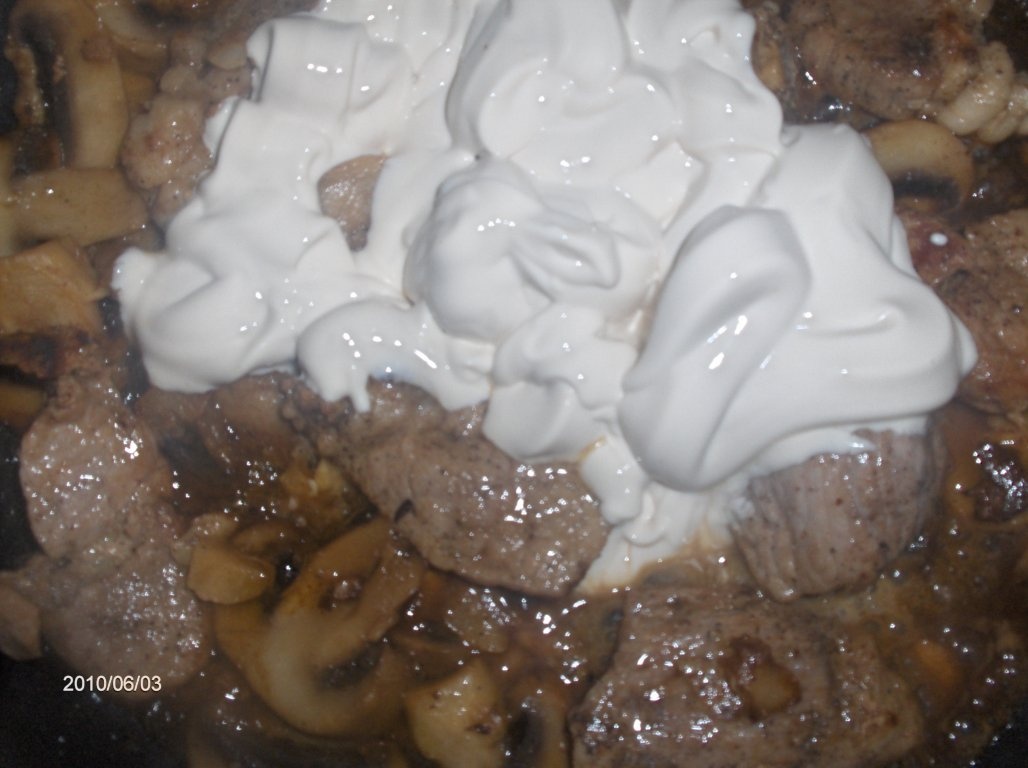 Snitele cu sos de smântânã si ciuperci(Bifinhos c/cogumelos)